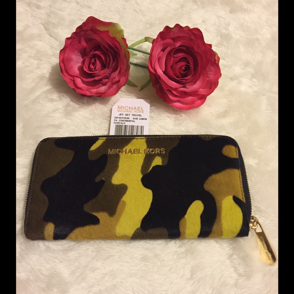 🌷Price Cut🌷NWT MIchaelKorsJetSet Haircalf Wallet